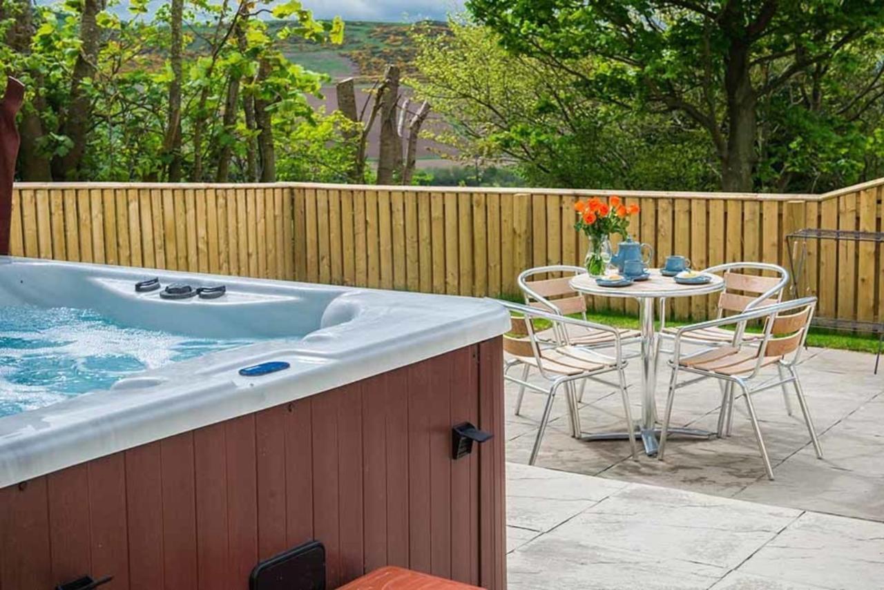 Douglas Fir Lodge With Hot Tub Near Cupar Fife Luthrie 외부 사진