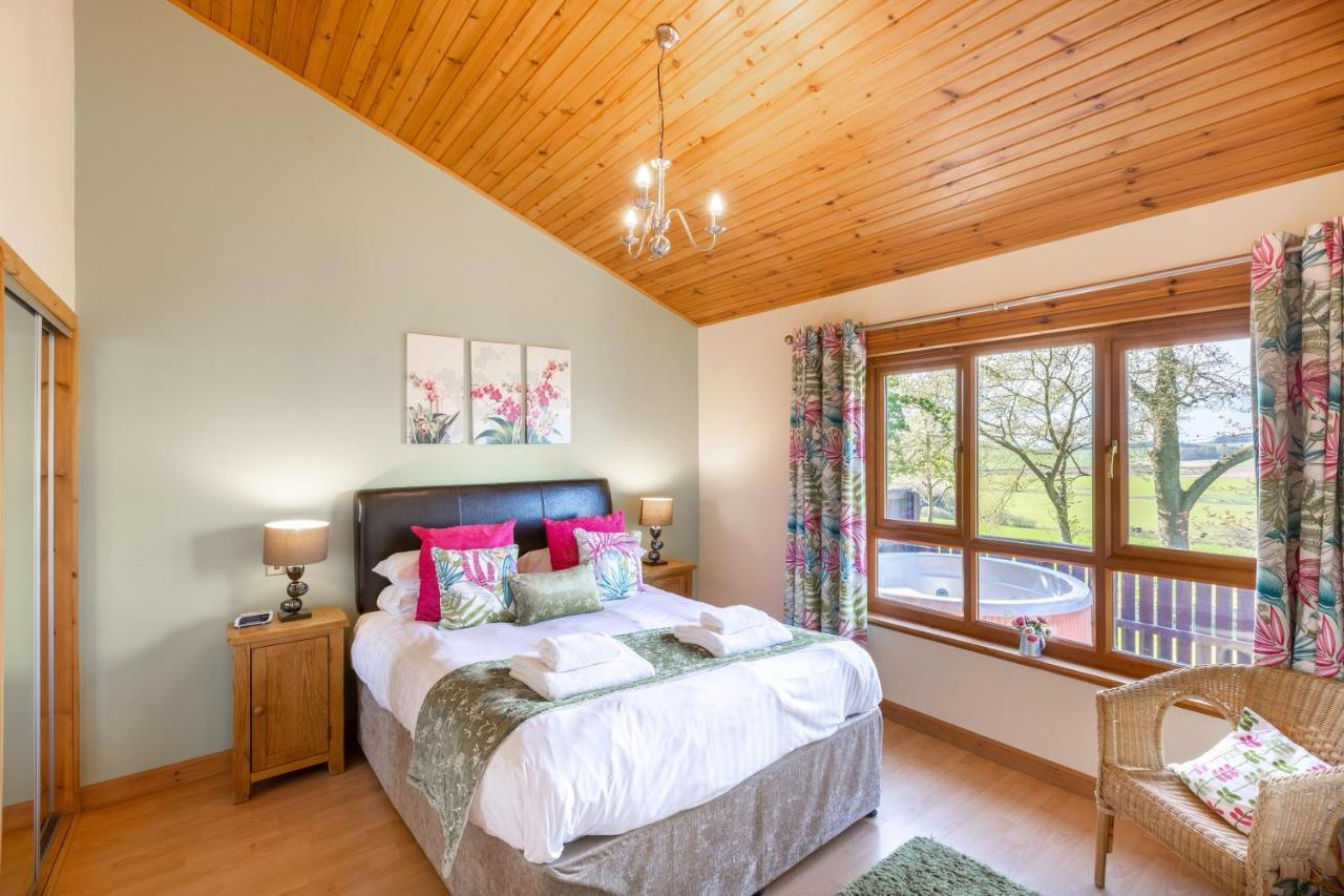 Douglas Fir Lodge With Hot Tub Near Cupar Fife Luthrie 외부 사진