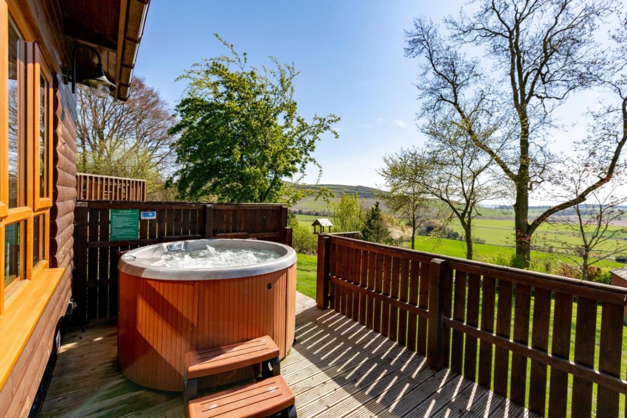 Douglas Fir Lodge With Hot Tub Near Cupar Fife Luthrie 외부 사진