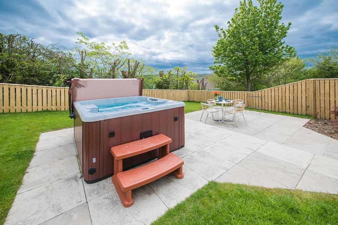 Douglas Fir Lodge With Hot Tub Near Cupar Fife Luthrie 외부 사진
